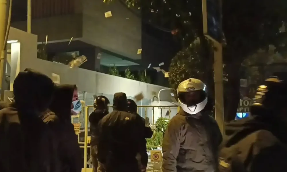 Μέλη του Ρουβίκωνα πέταξαν τρικάκια στο σπίτι του Παναγιώτη Τερεζάκη, διευθύνοντος συμβούλου του ΟΣΕ